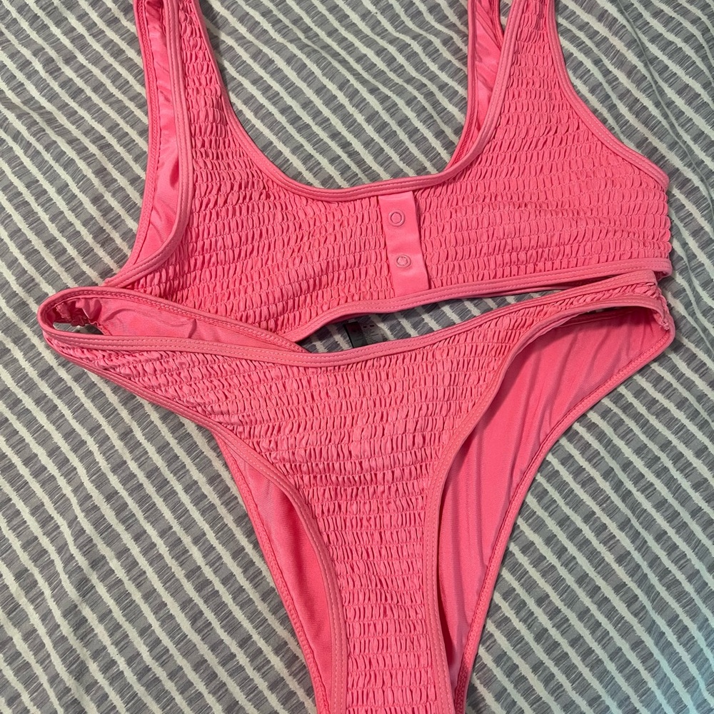 Kendall and Kylie swim set